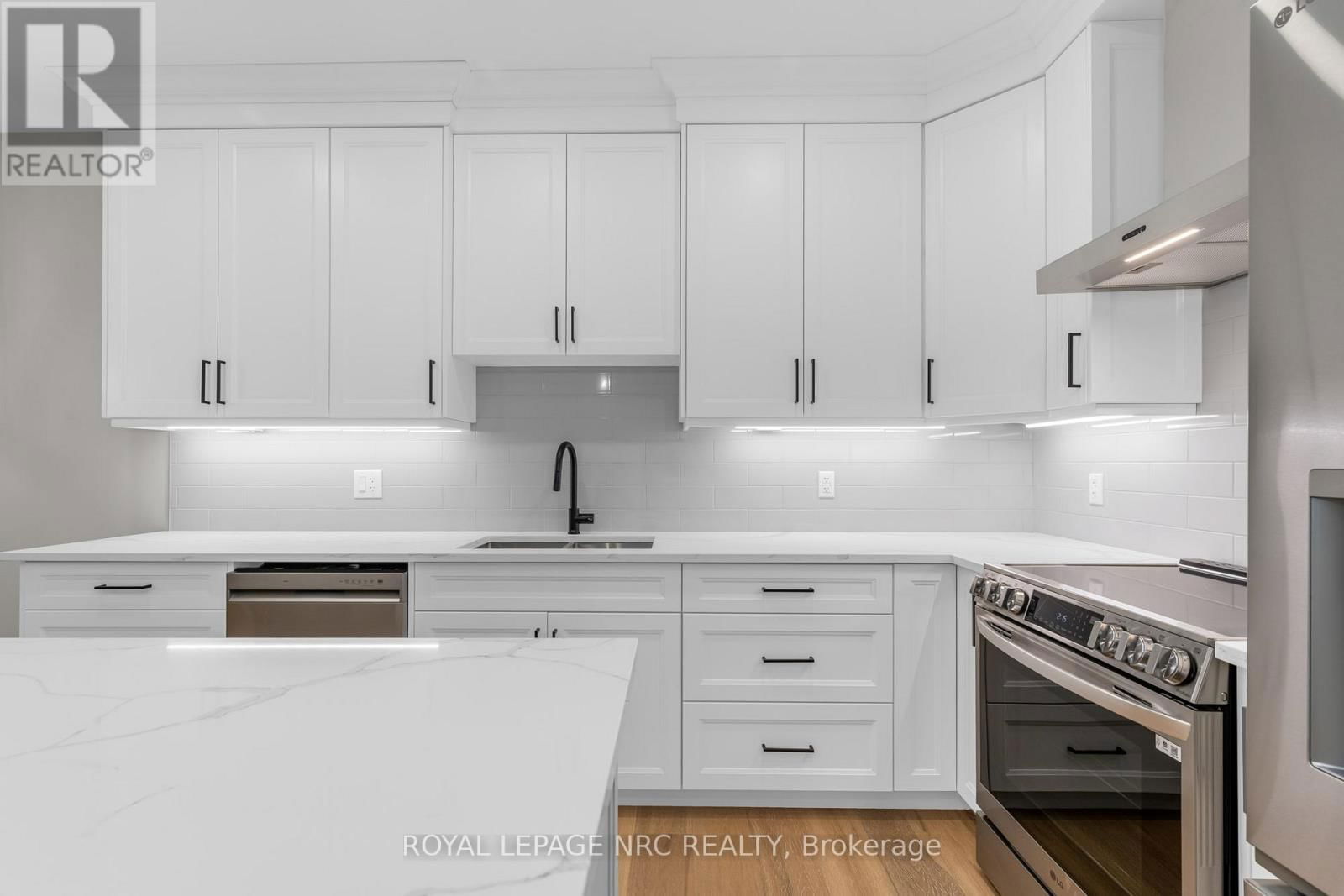 736 CLARENCE STREET Image 12