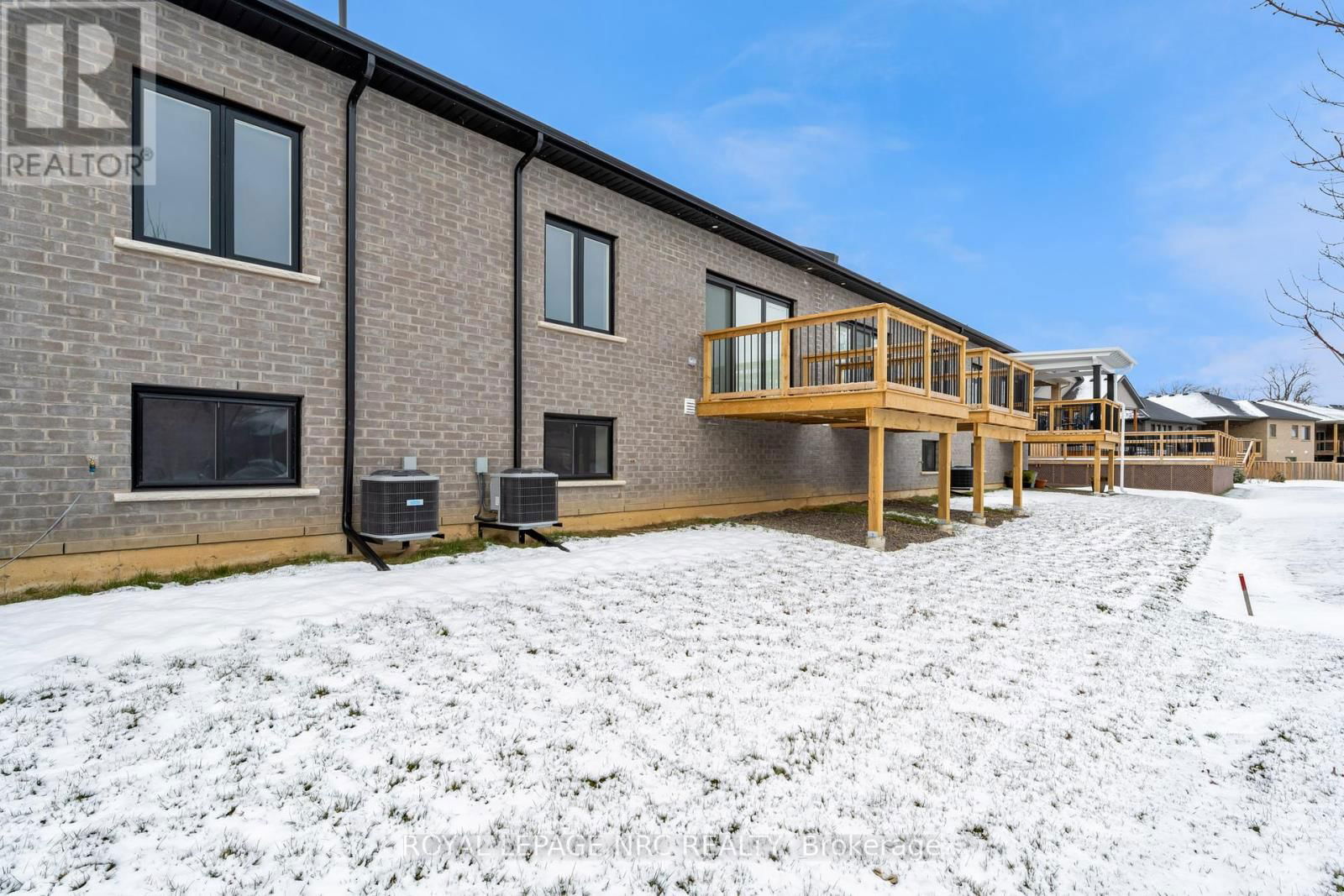 736 CLARENCE STREET Image 26