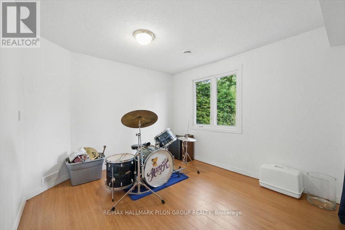84 EASTPARK DRIVE Image 24