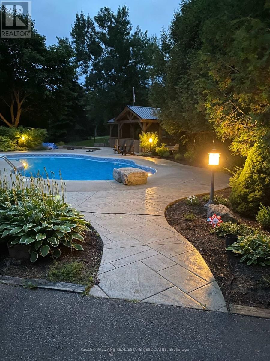 18 MCKIBBON AVENUE Image 36