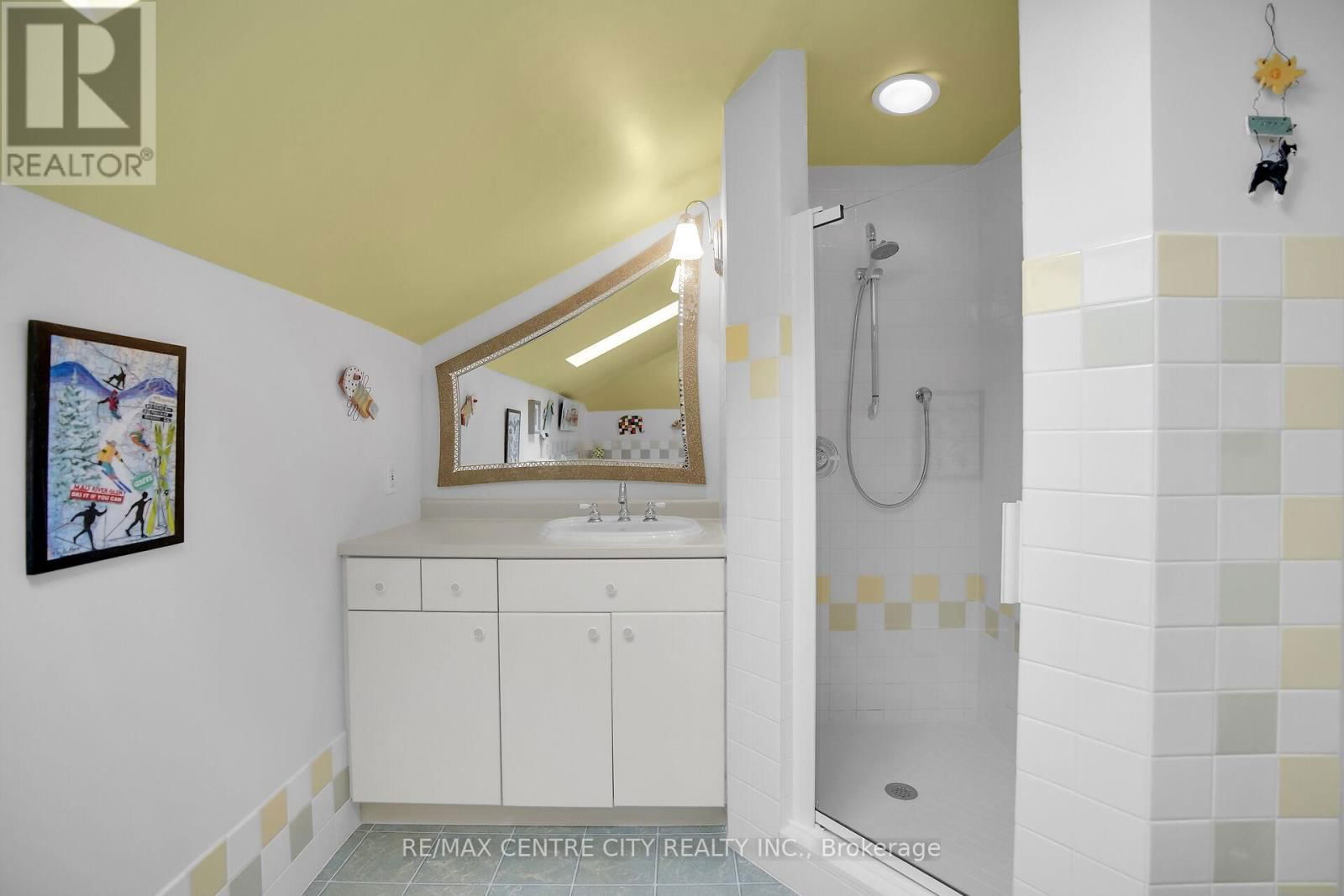 329 VICTORIA STREET Image 30