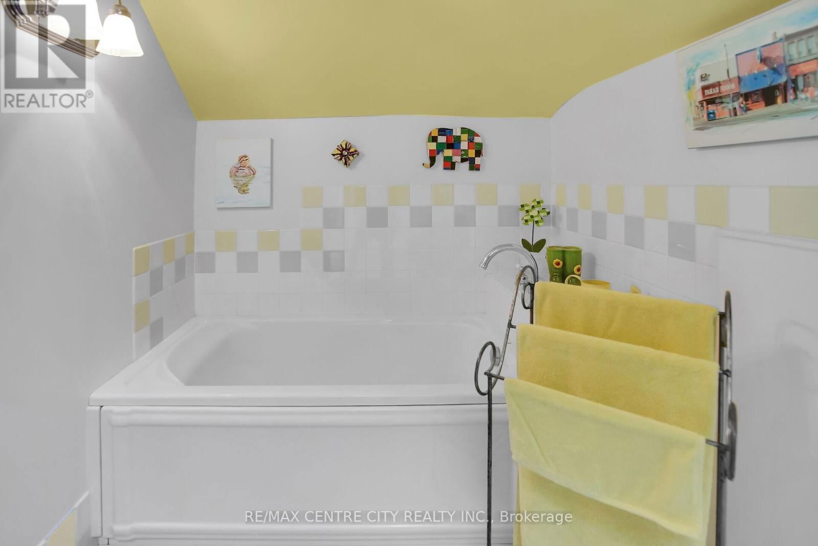 329 VICTORIA STREET Image 32