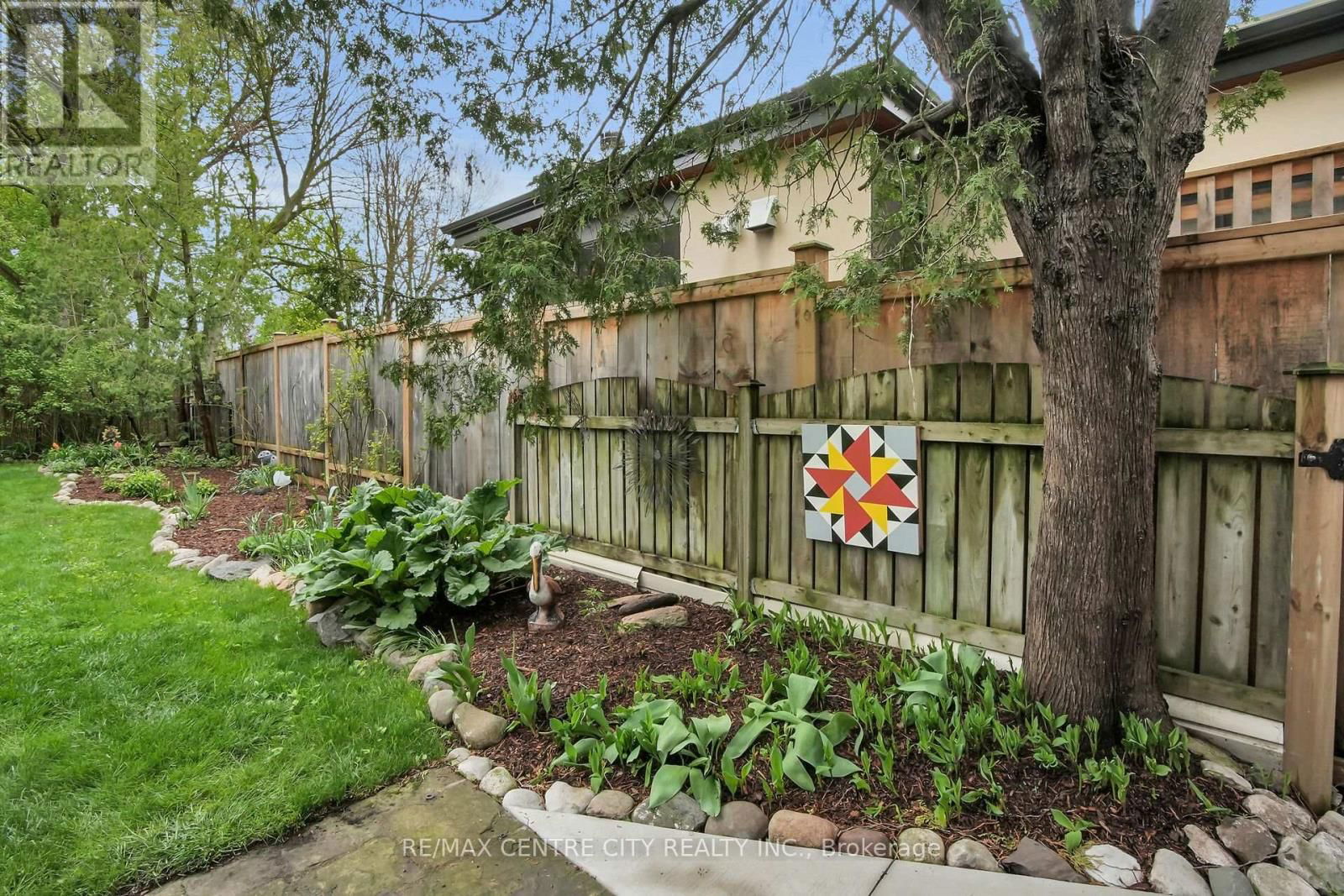 329 VICTORIA STREET Image 36