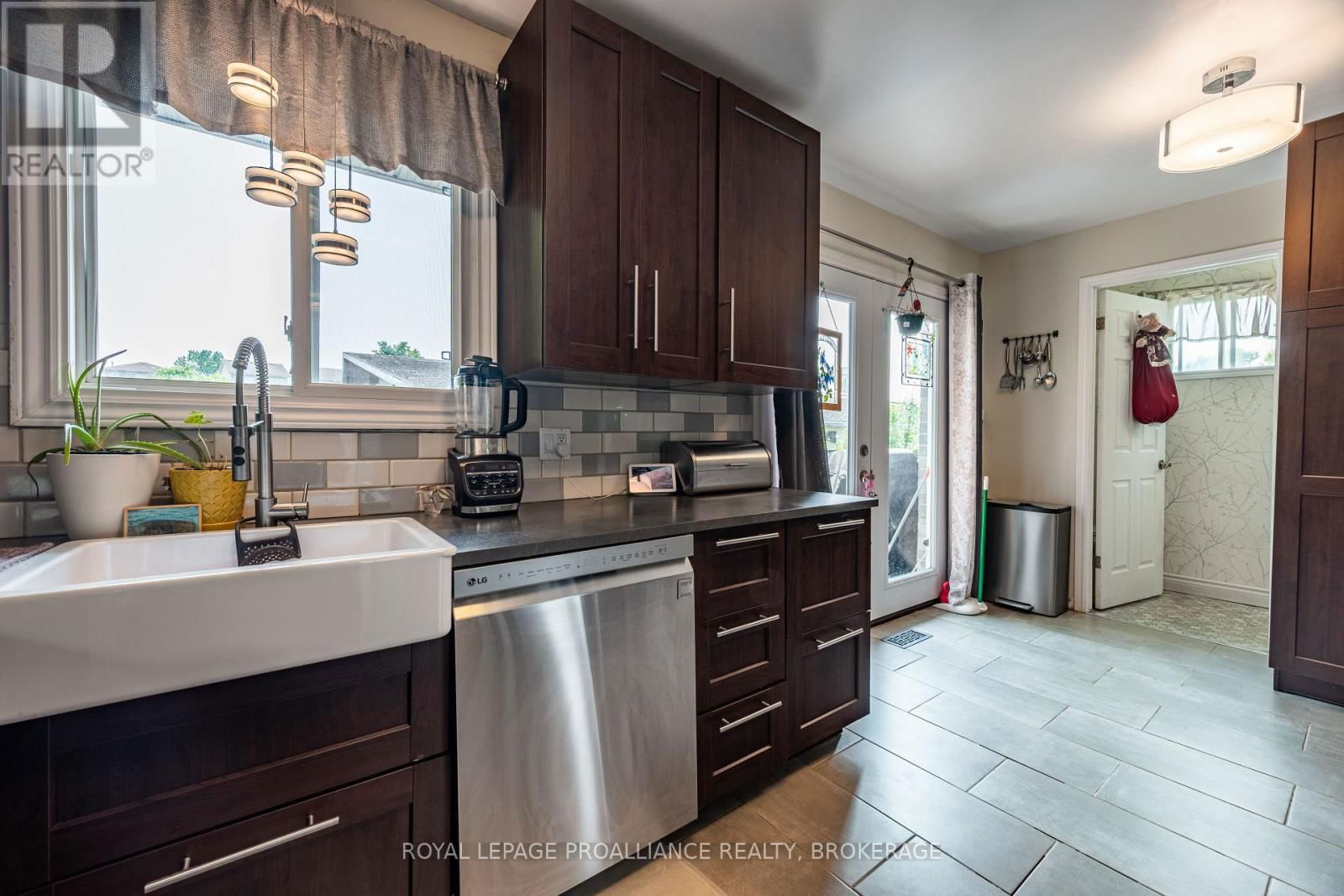 587 DAVIS DRIVE Image 12