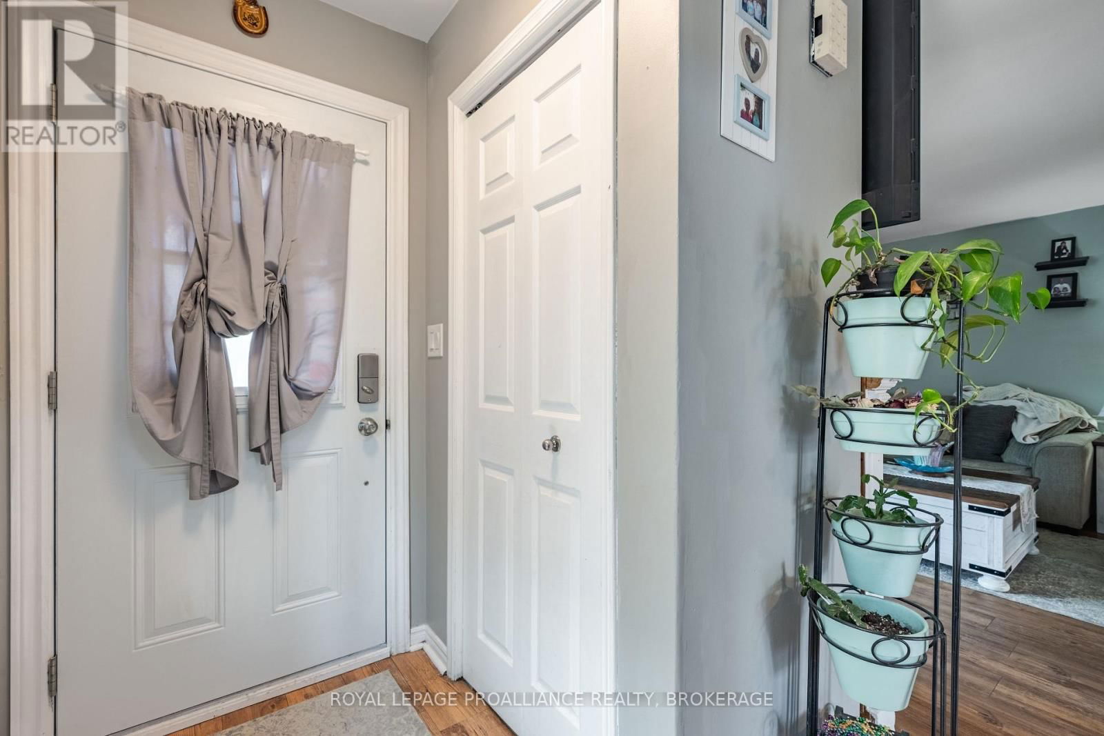 587 DAVIS DRIVE Image 4