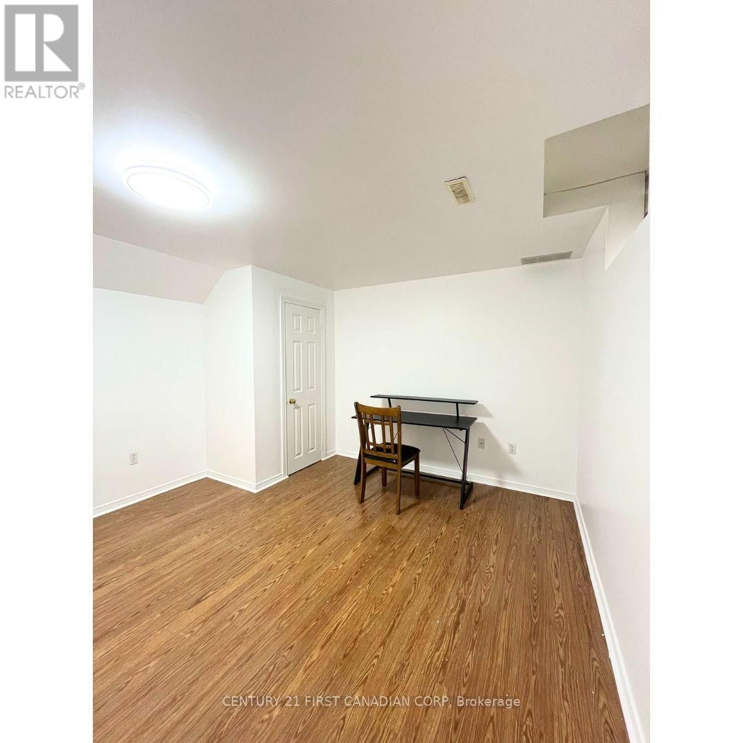 LOWER - 1570 BEAVERBROOK AVENUE Image 12