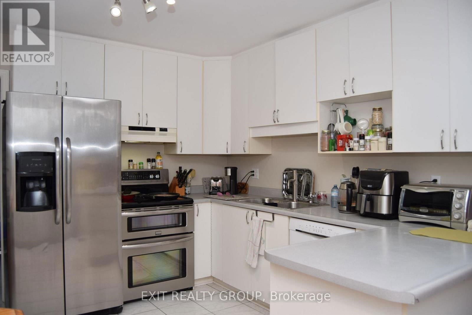 9 EMPIRE BOULEVARD Image 10