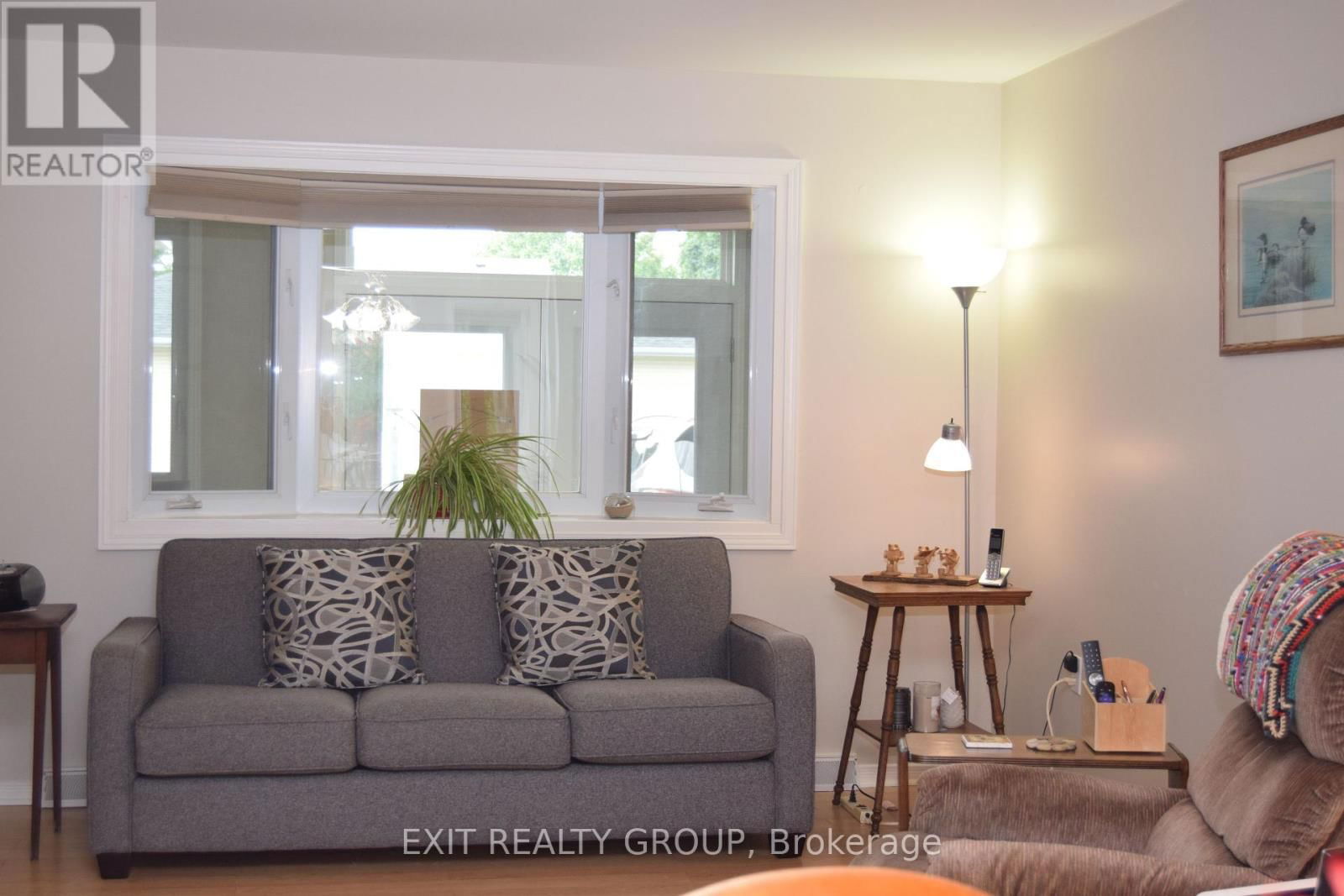 9 EMPIRE BOULEVARD Image 4