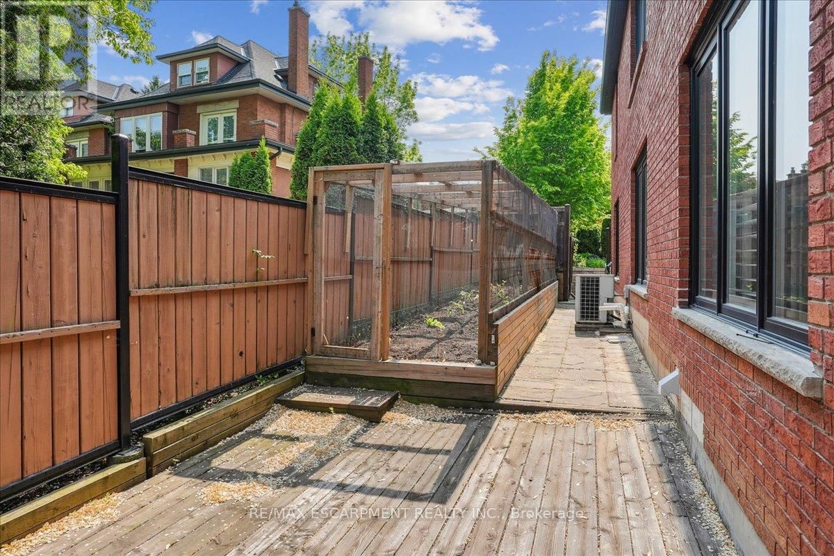 208 MOHAWK ROAD Image 31