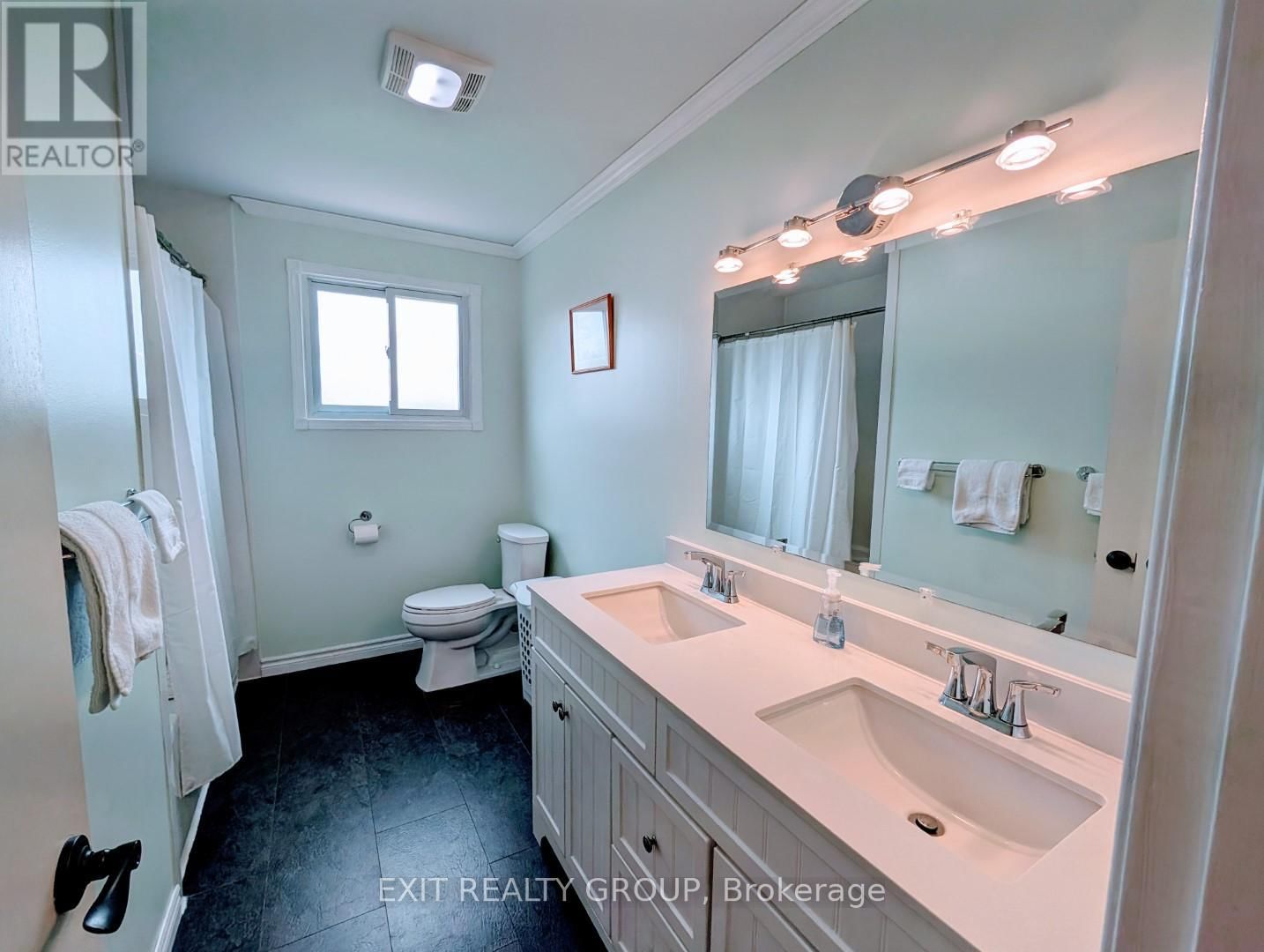 33 BLEEKER AVENUE Image 13