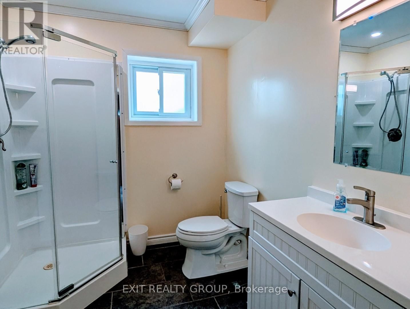 33 BLEEKER AVENUE Image 19