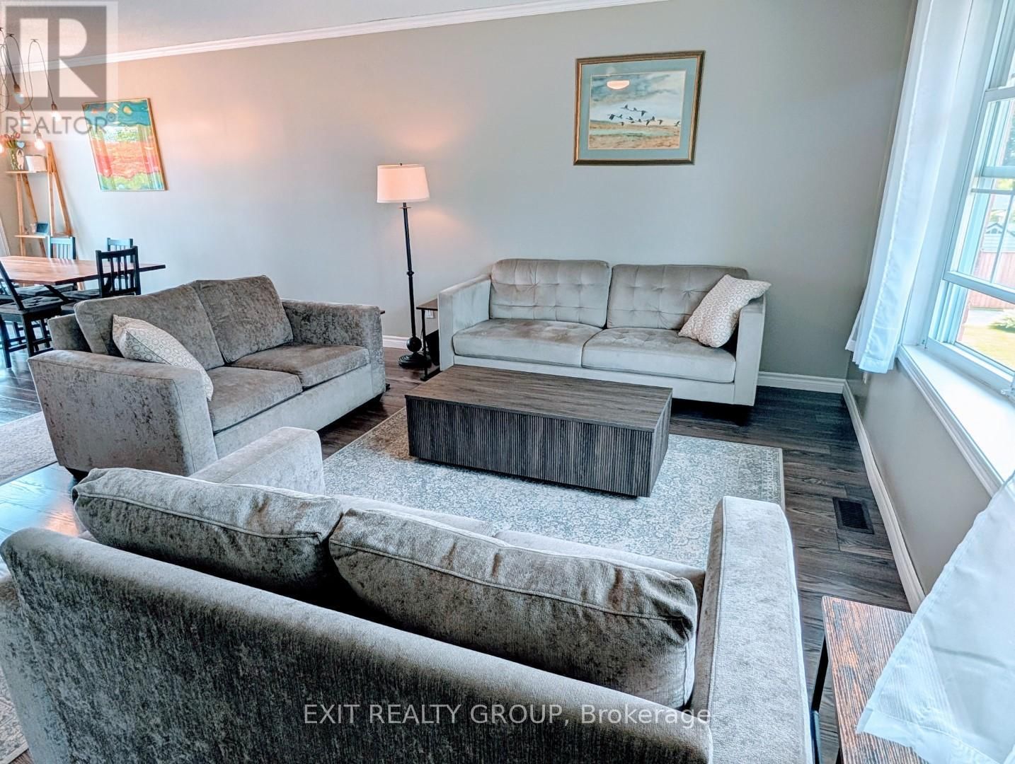 33 BLEEKER AVENUE Image 4