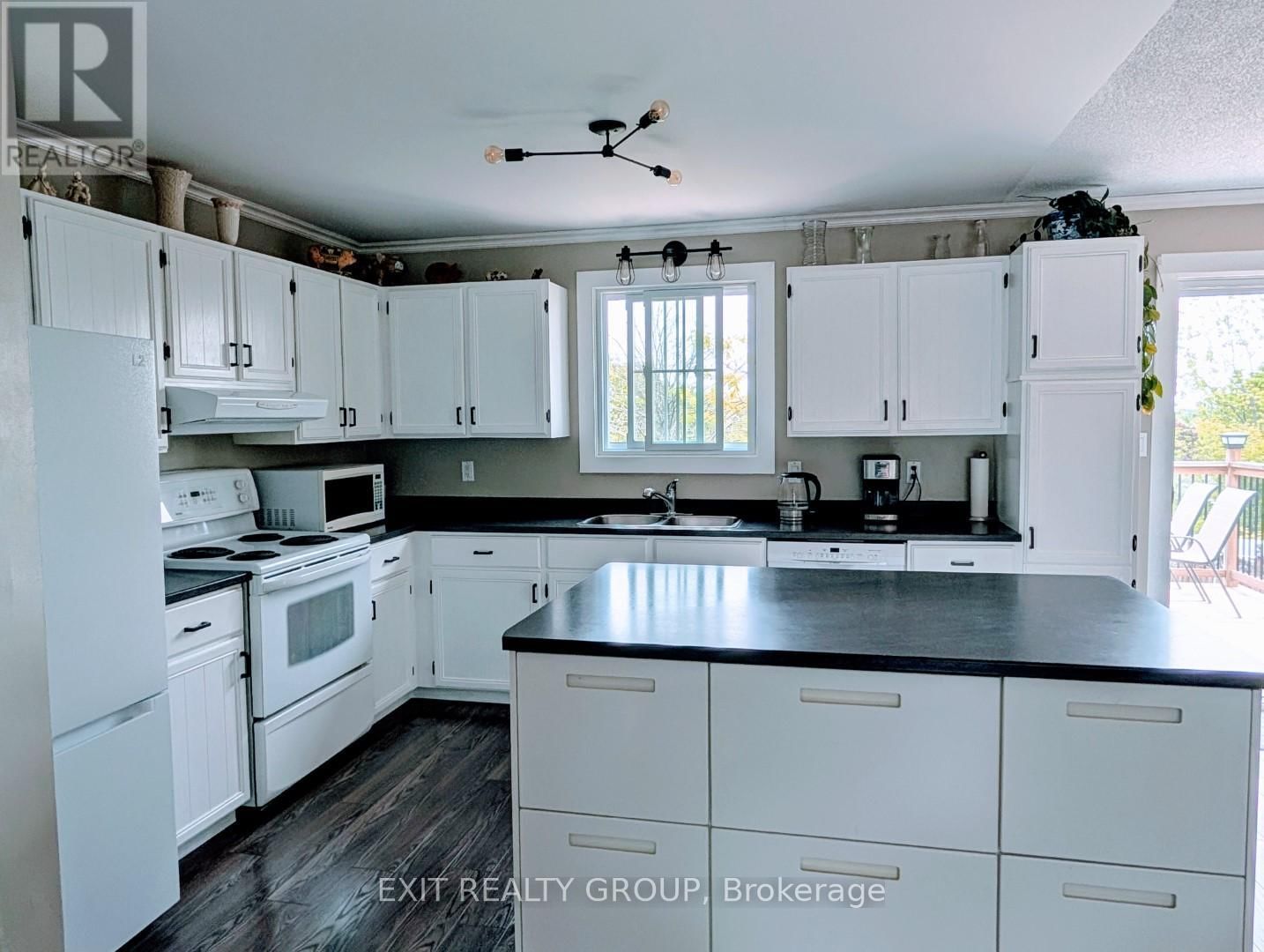 33 BLEEKER AVENUE Image 6
