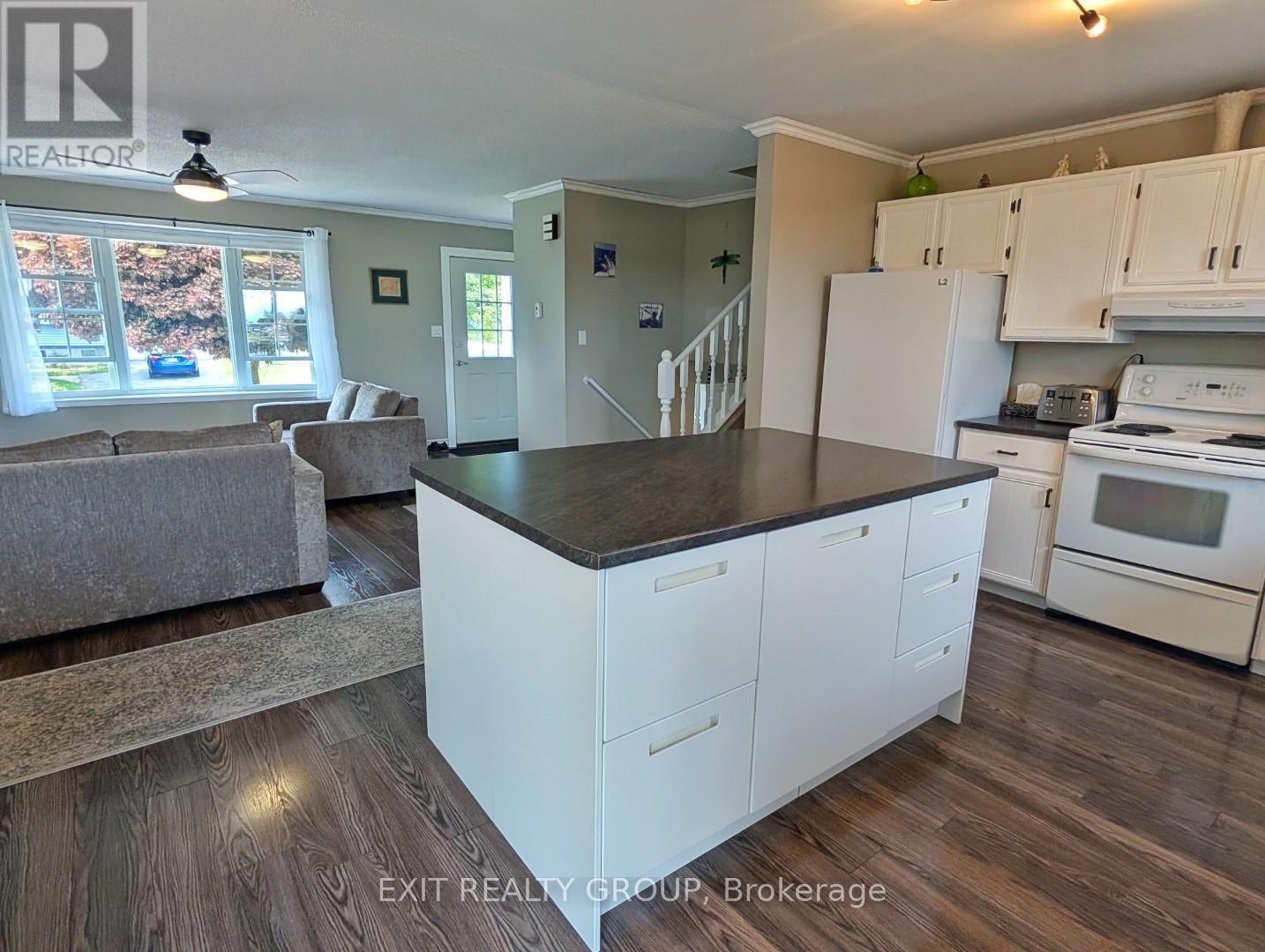 33 BLEEKER AVENUE Image 9