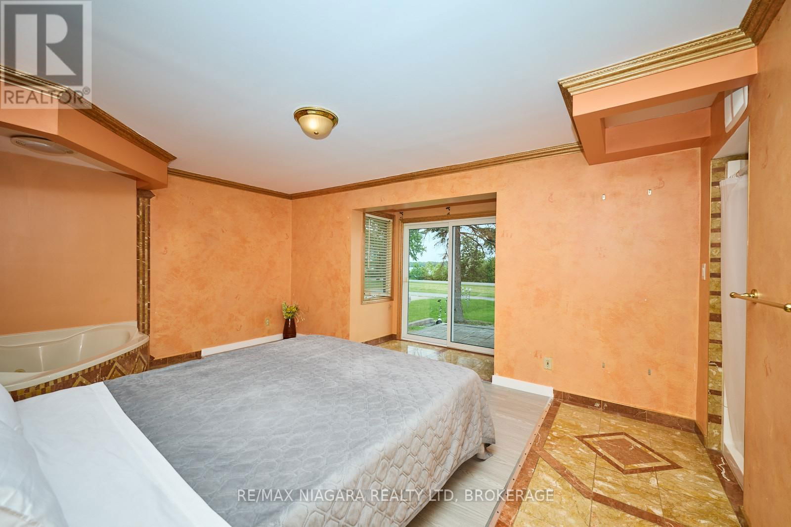 10655 NIAGARA PARKWAY Image 20