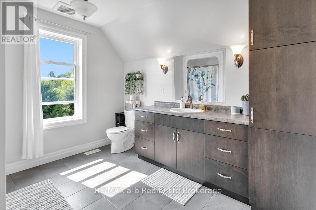210 BEACH LANE Image 19