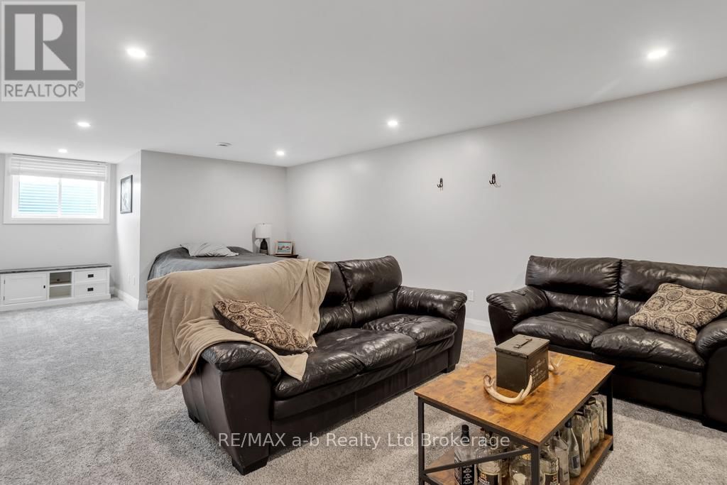 210 BEACH LANE Image 22