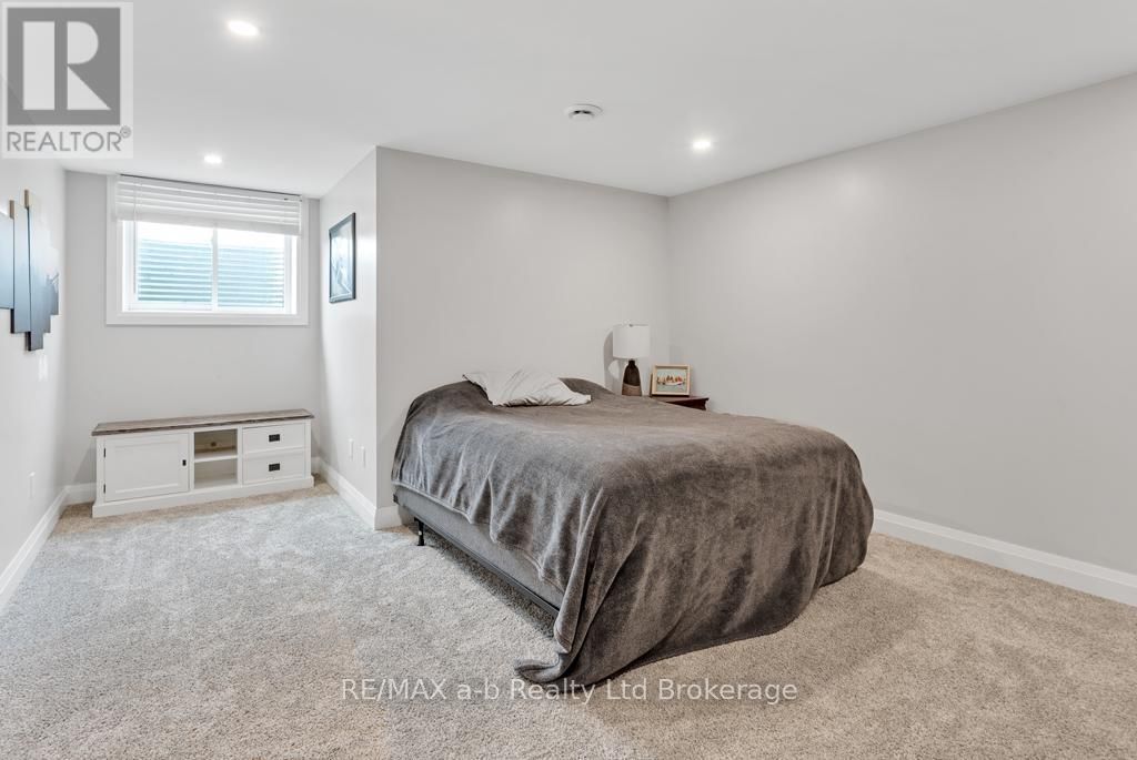210 BEACH LANE Image 23