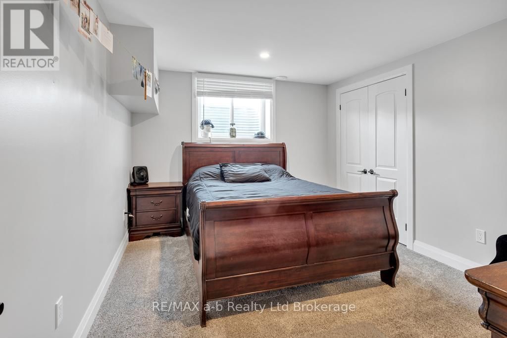 210 BEACH LANE Image 24