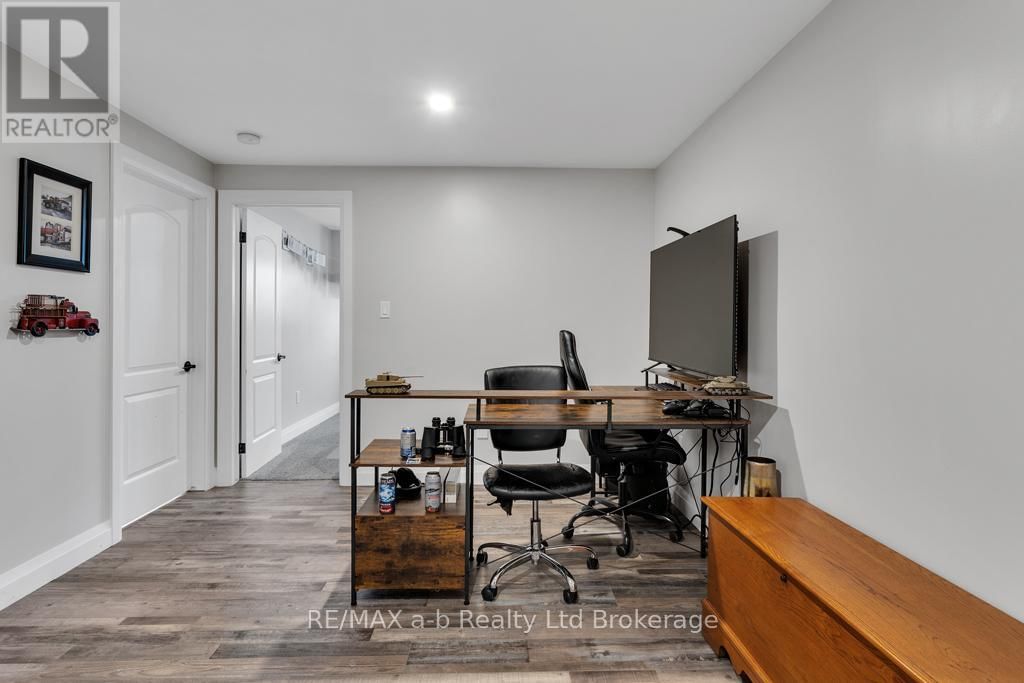 210 BEACH LANE Image 26