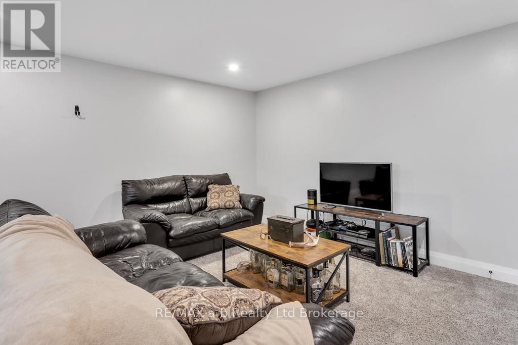 210 BEACH LANE Image 27