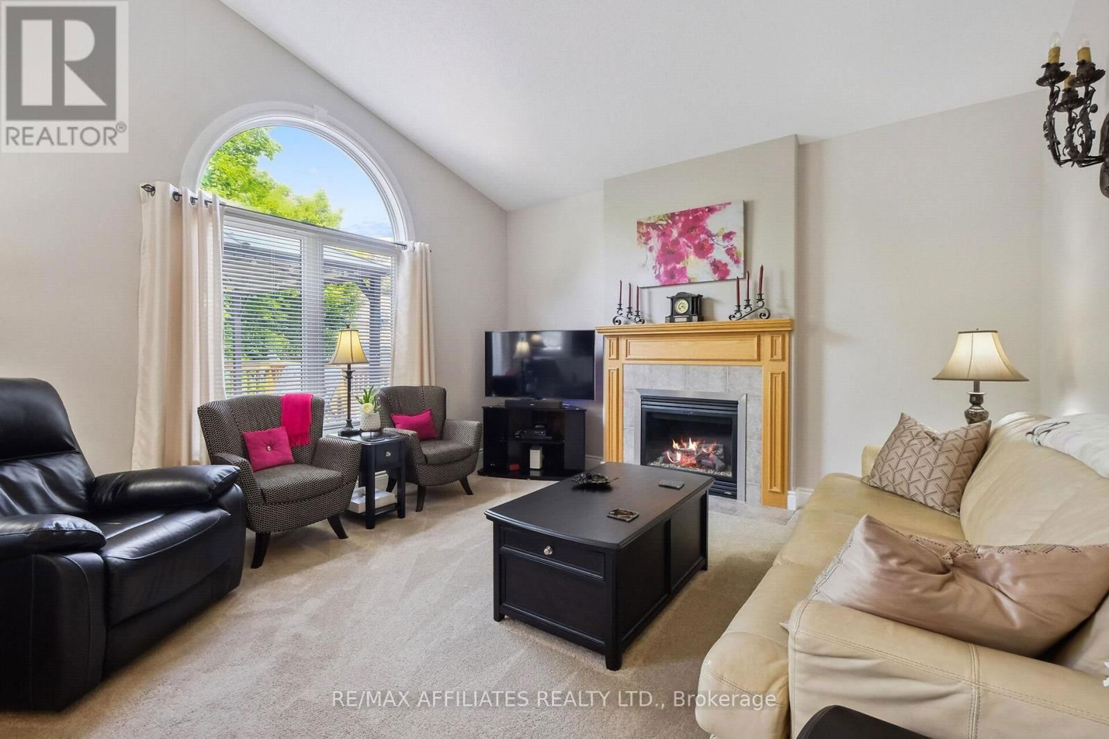 176 TOPAZE CRESCENT Image 13