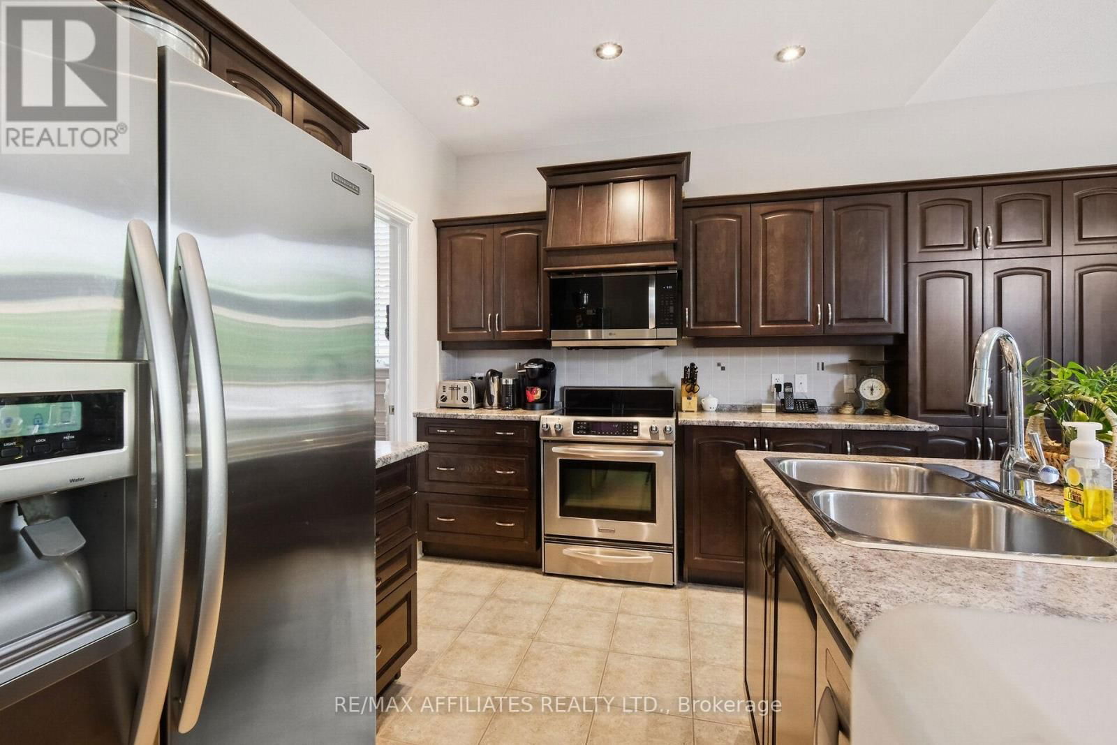 176 TOPAZE CRESCENT Image 21