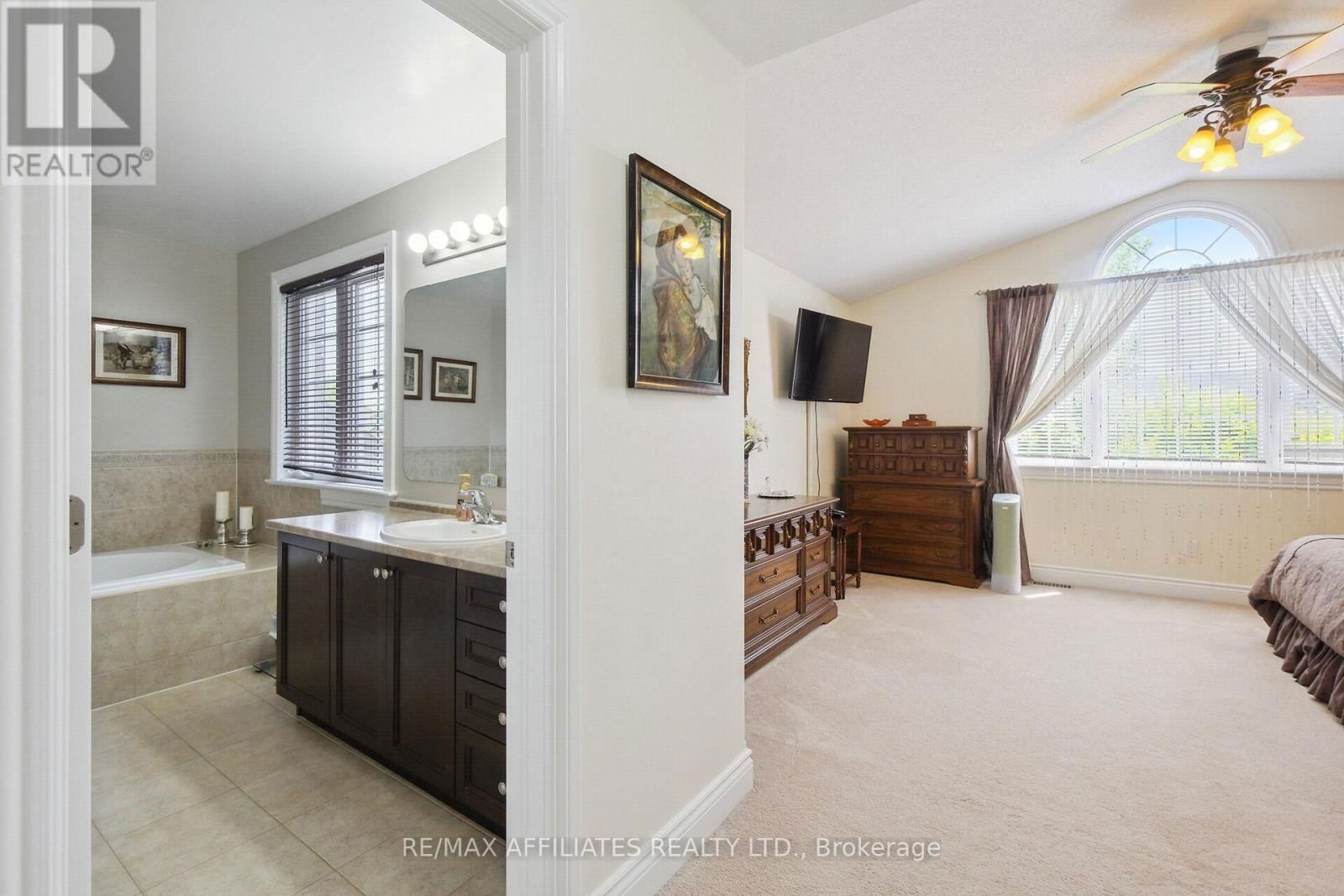176 TOPAZE CRESCENT Image 28