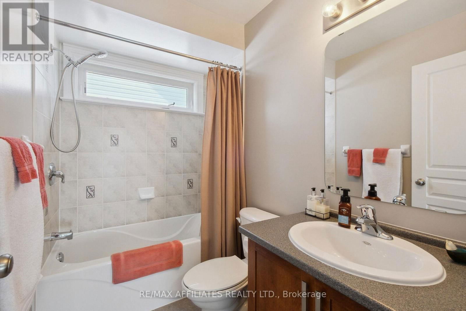 176 TOPAZE CRESCENT Image 36
