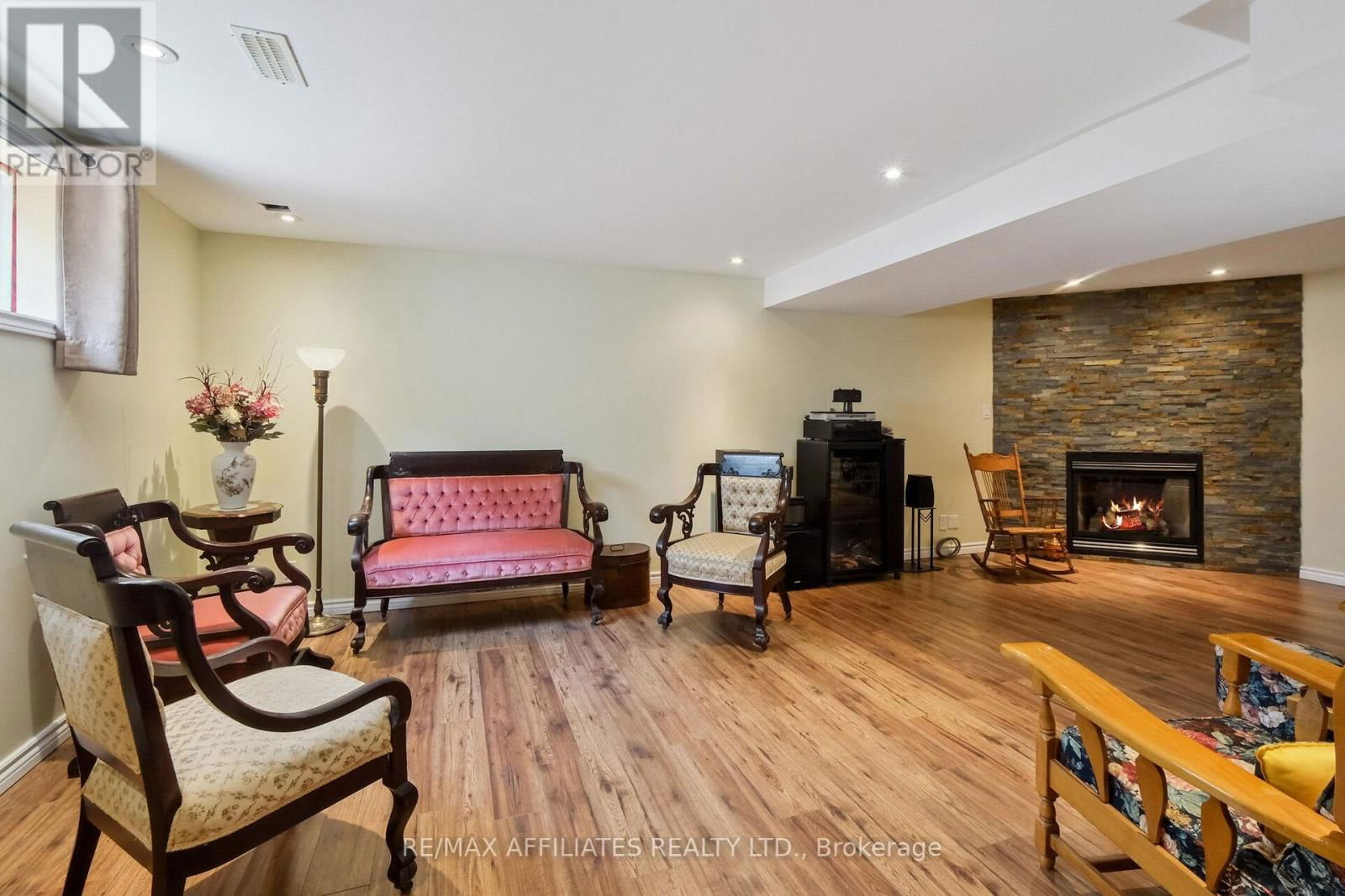 176 TOPAZE CRESCENT Image 40