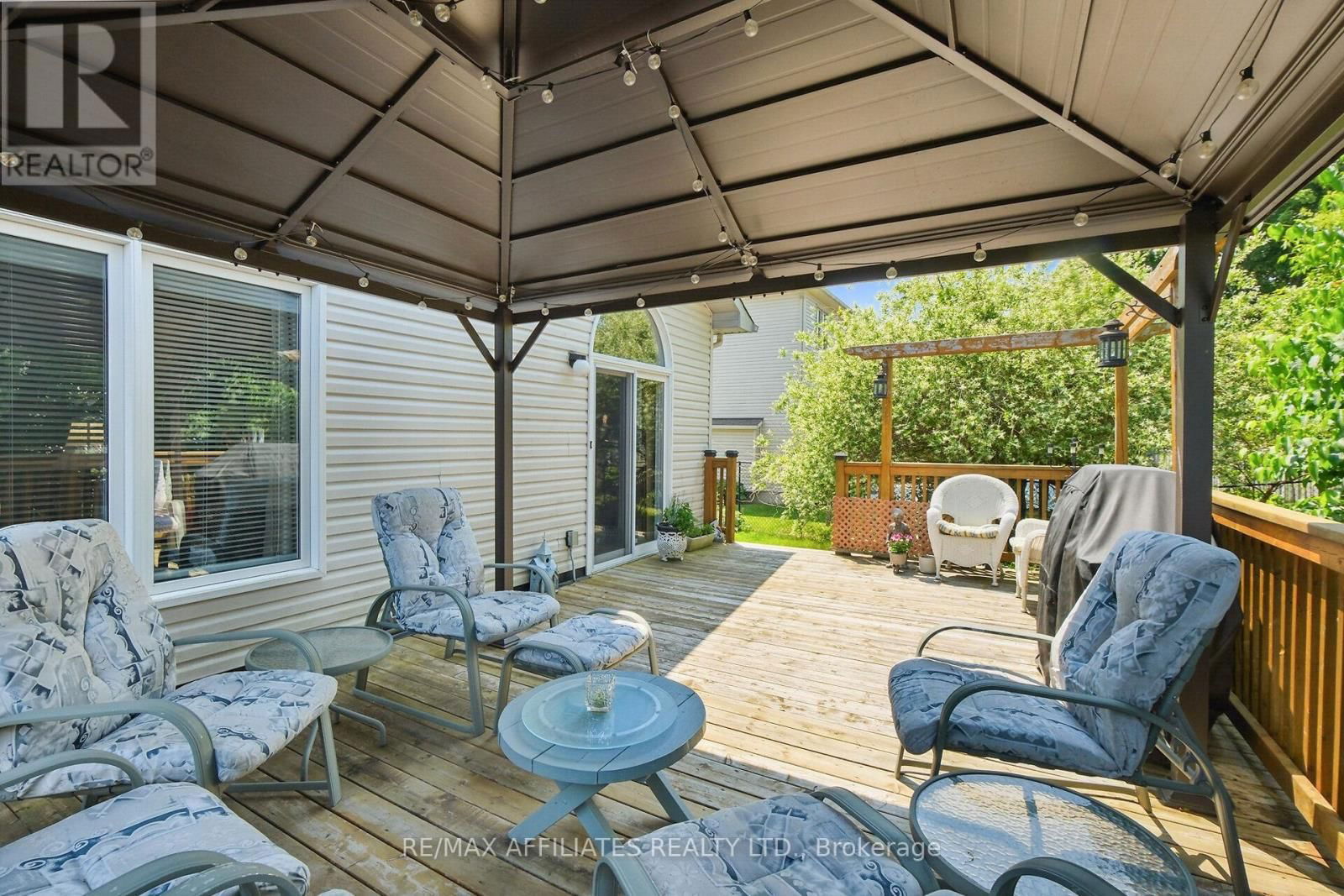 176 TOPAZE CRESCENT Image 46