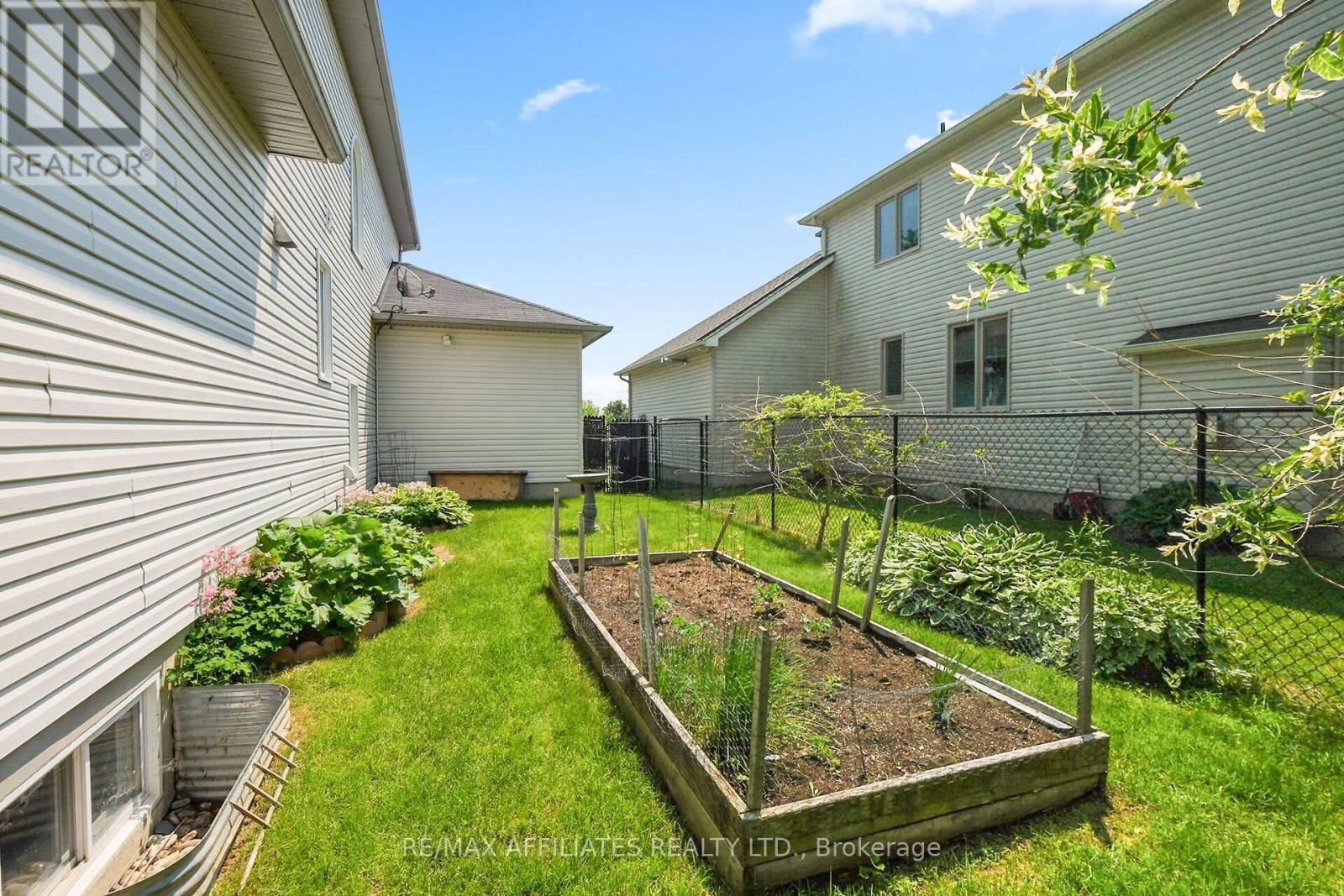 176 TOPAZE CRESCENT Image 48