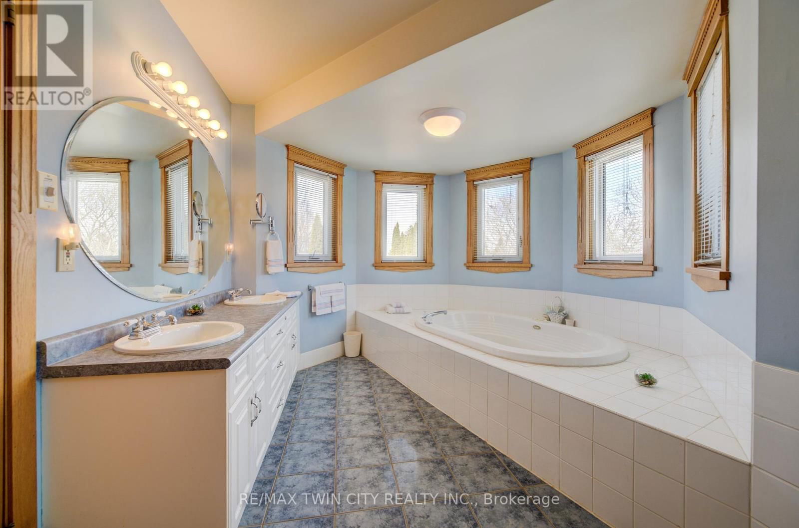 20 VIENNA CRESCENT Image 22