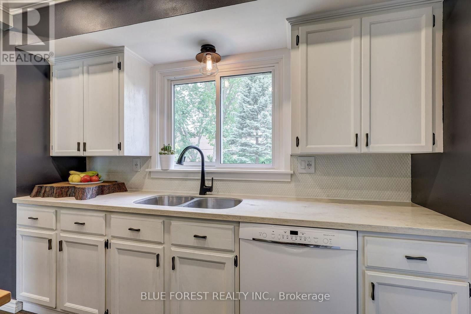 983 VALETTA STREET Image 17