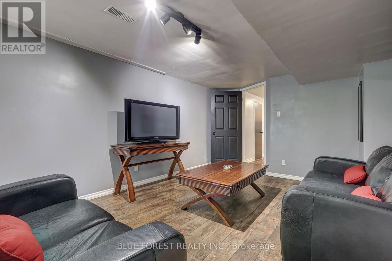 983 VALETTA STREET Image 33