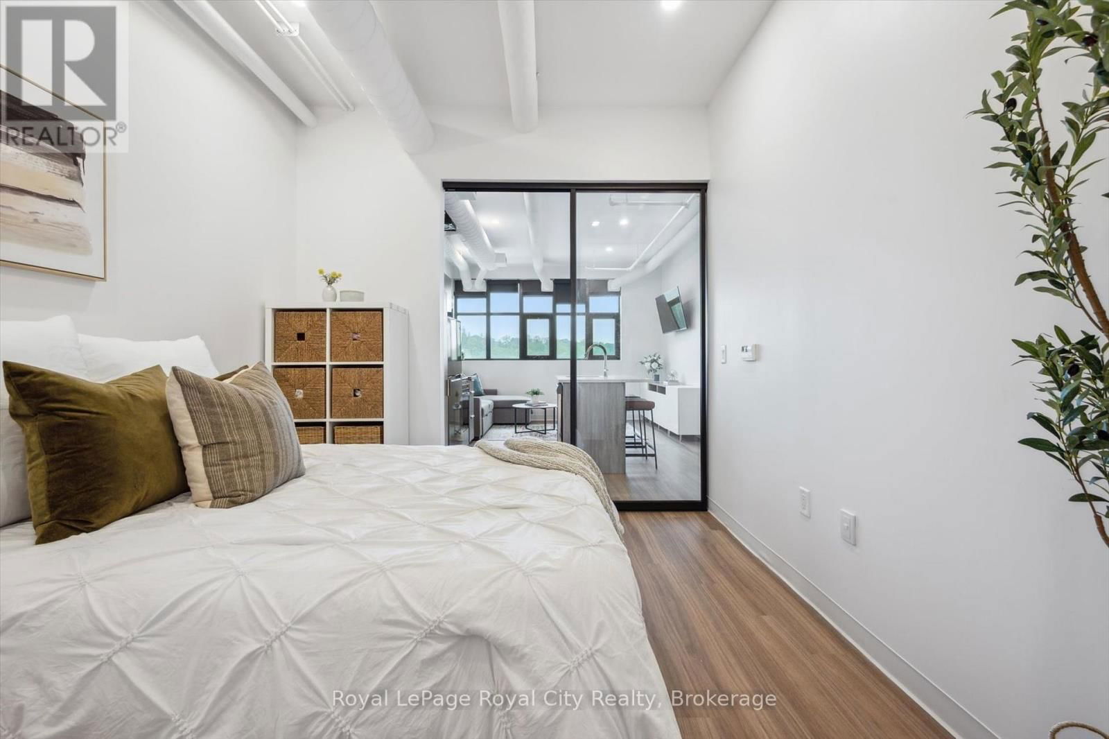522 - 120 HURON STREET Image 15