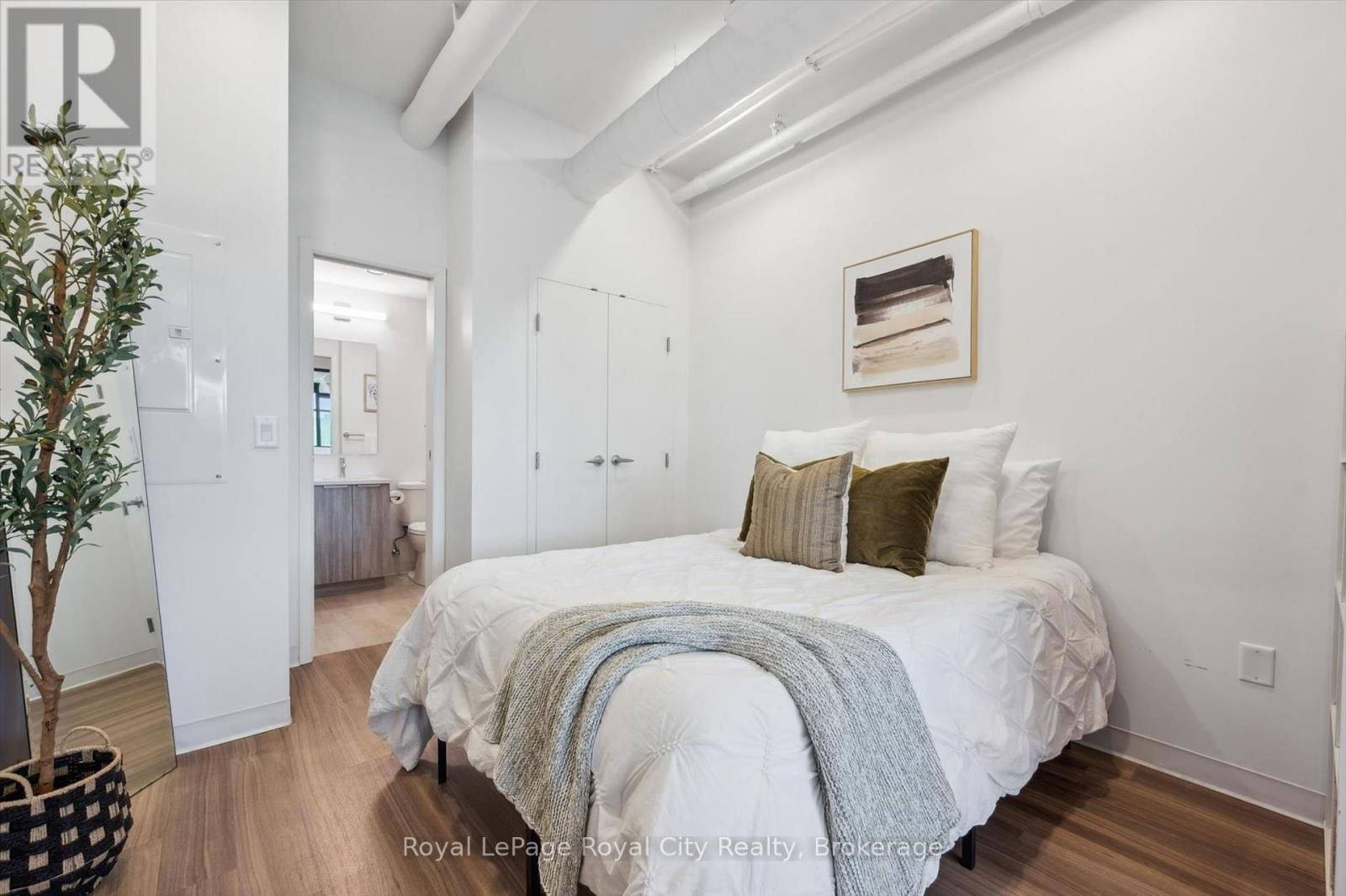 522 - 120 HURON STREET Image 17