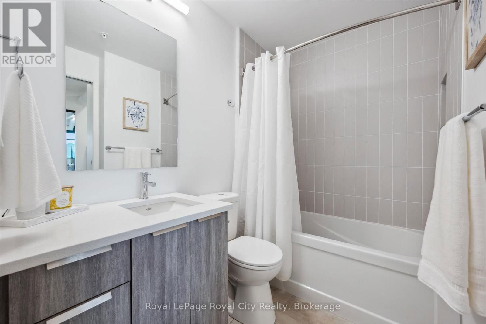 522 - 120 HURON STREET Image 18