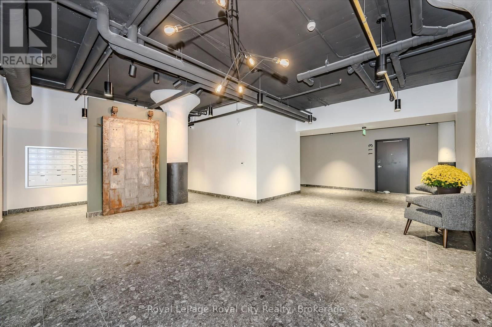 522 - 120 HURON STREET Image 21