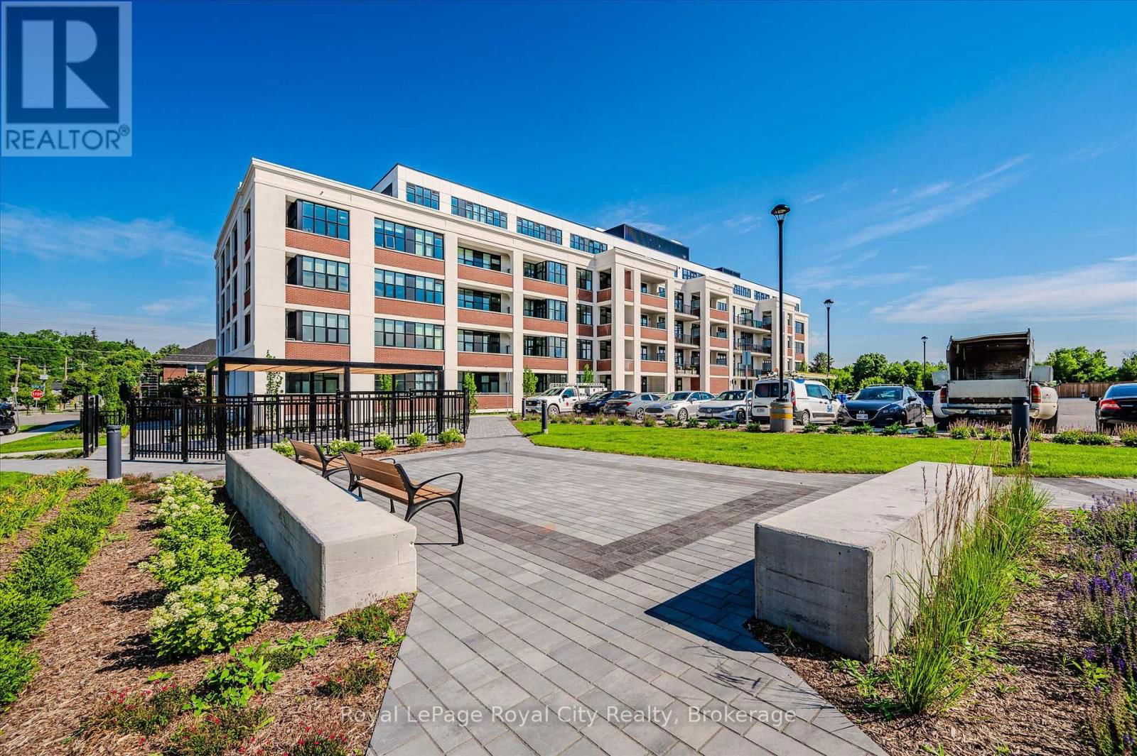 522 - 120 HURON STREET Image 43