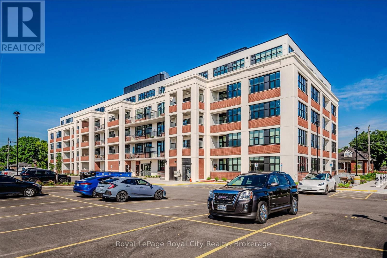 522 - 120 HURON STREET Image 44