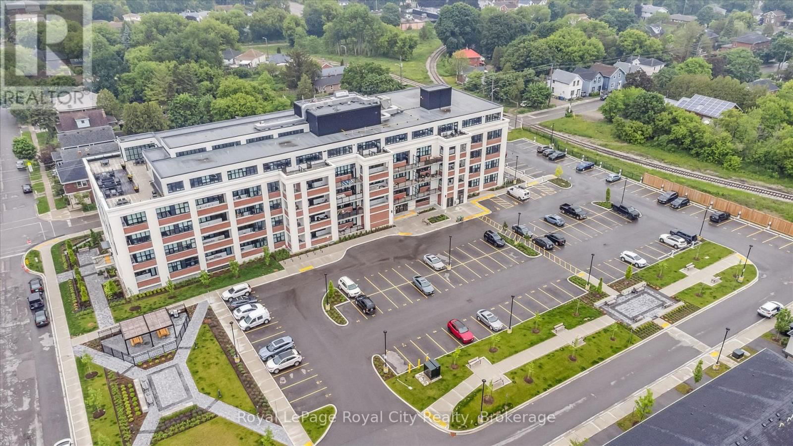 522 - 120 HURON STREET Image 45