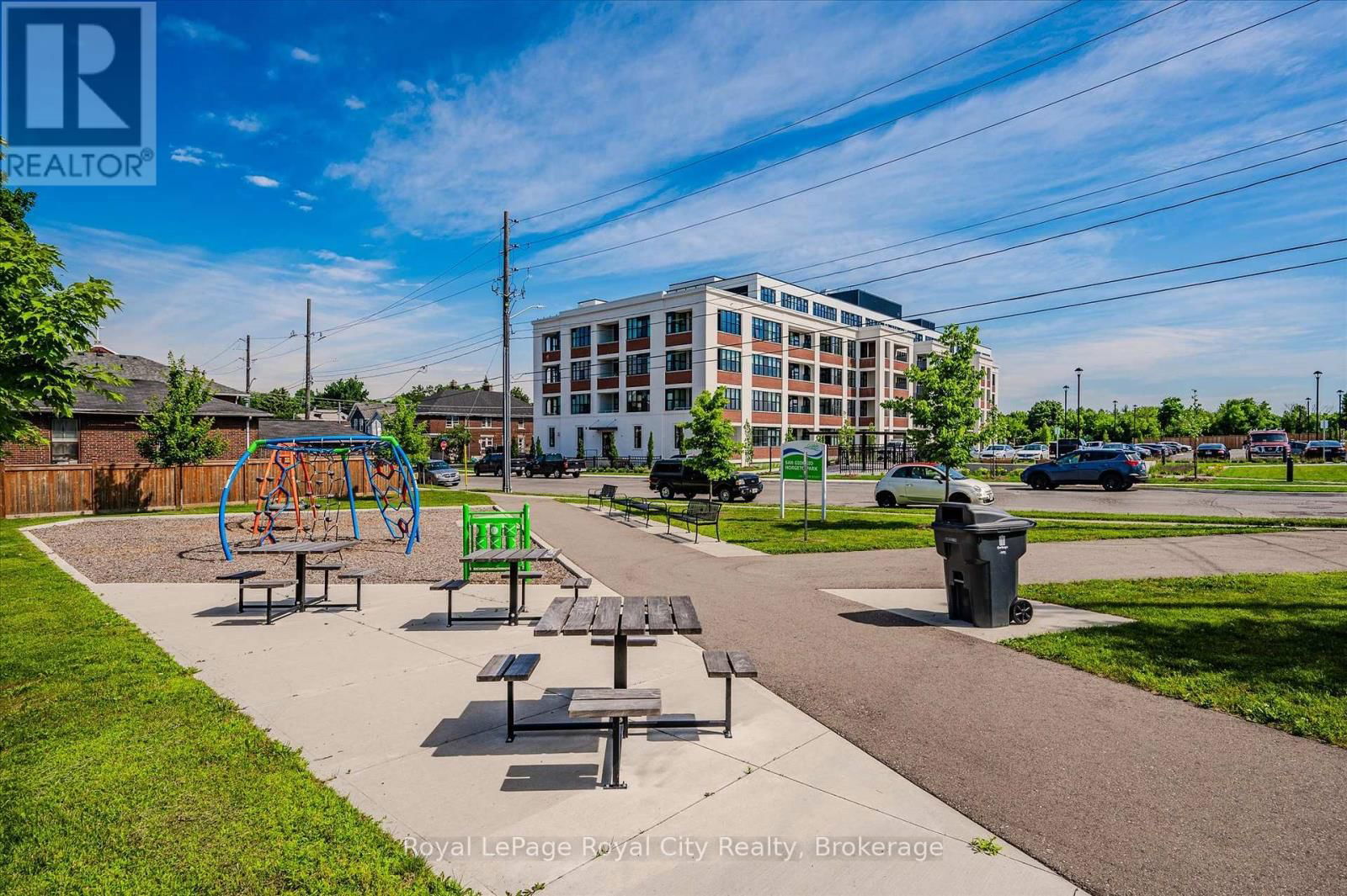 522 - 120 HURON STREET Image 47