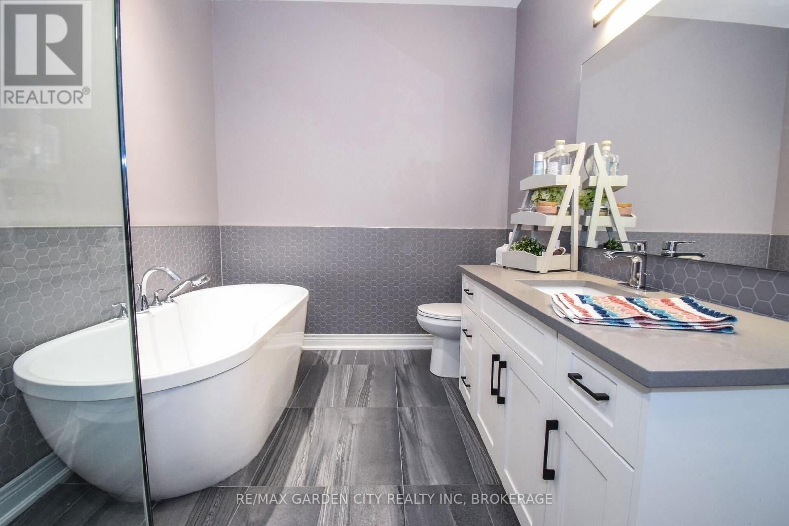 2 SASSAFRAS ROW Image 21
