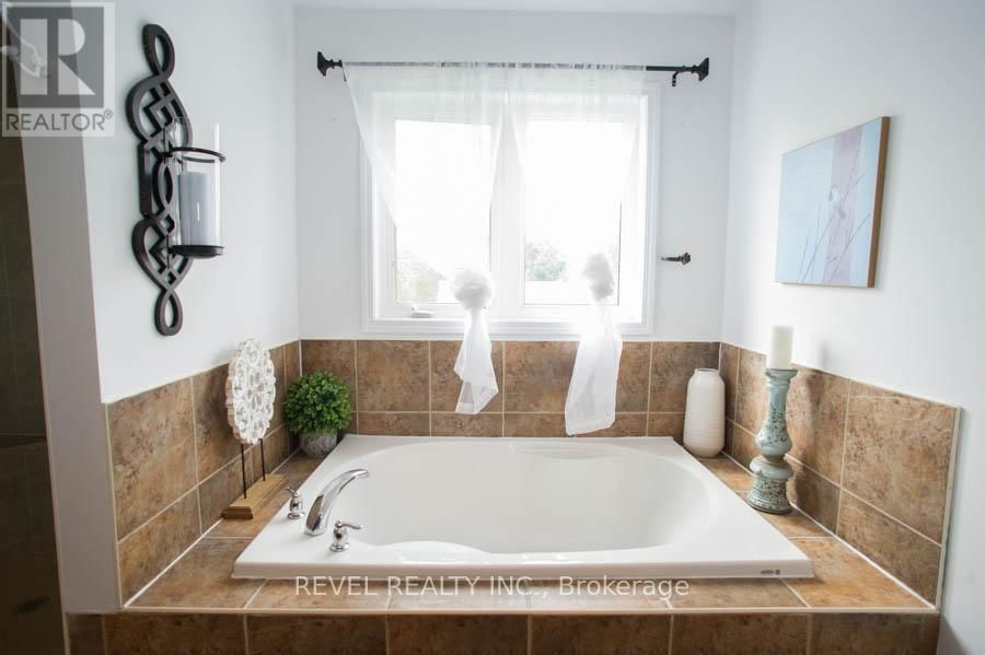 9 WALDIE CRESCENT Image 24