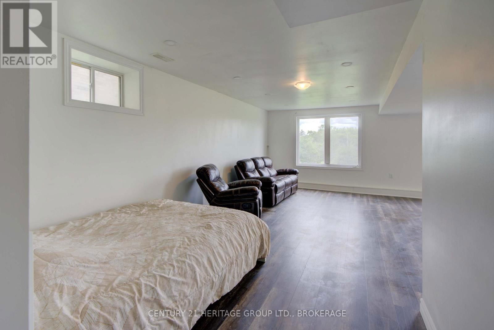 104 BRENNAN CRESCENT Image 27