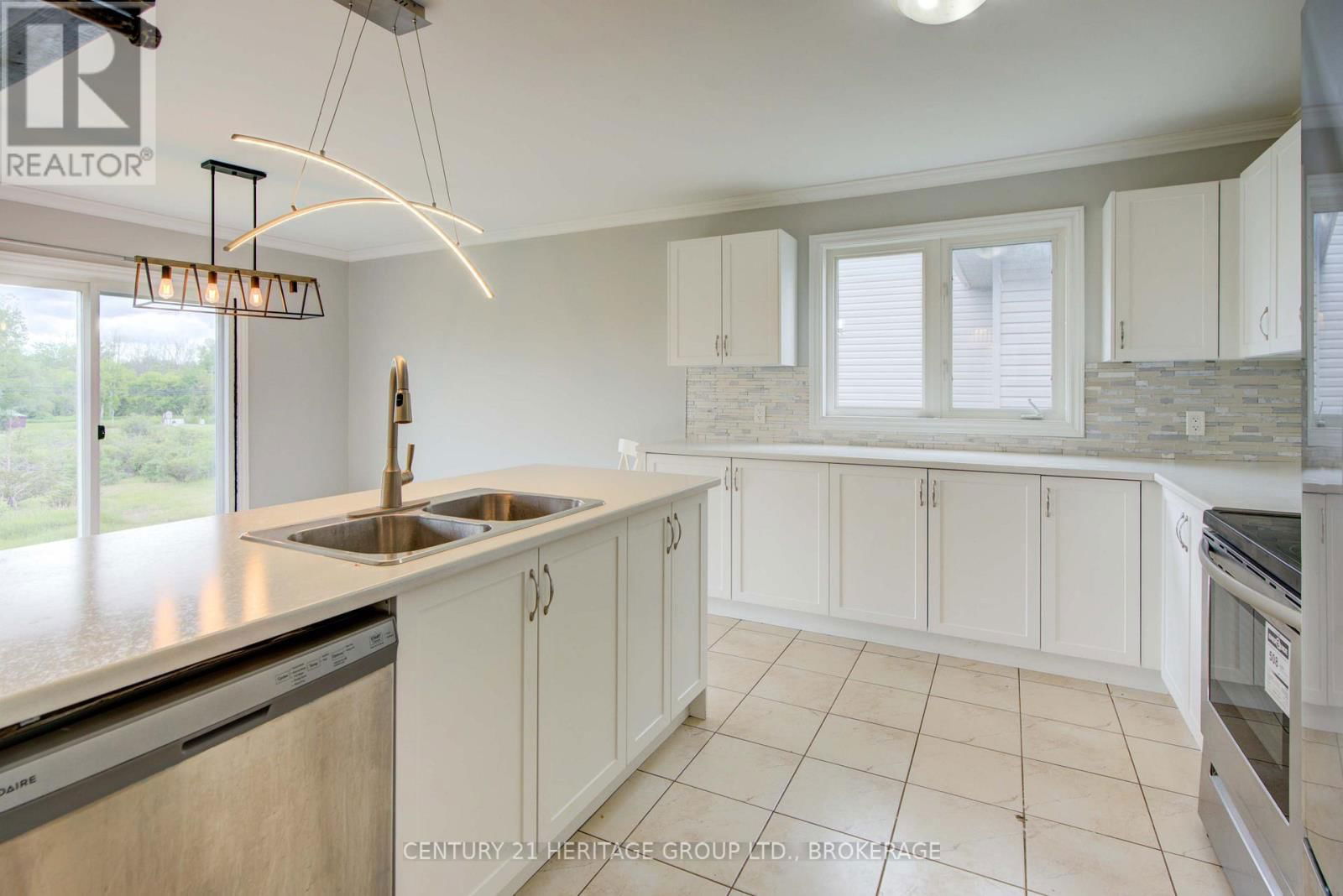 104 BRENNAN CRESCENT Image 36