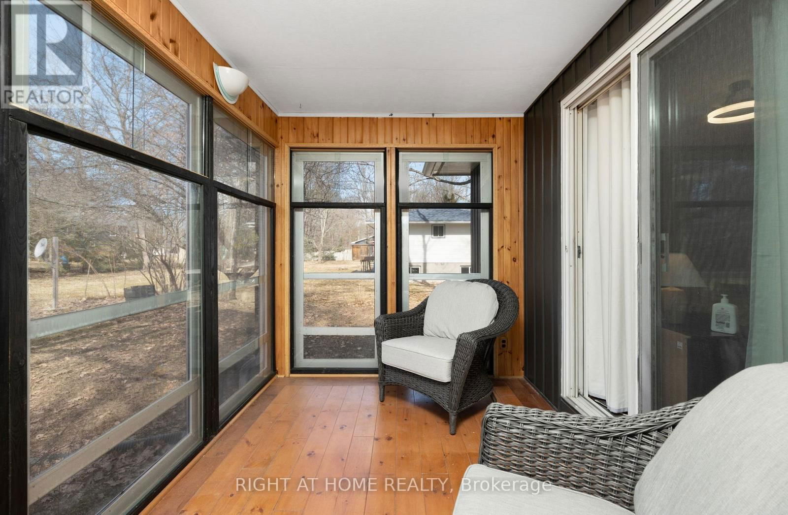 215 WELLINGTON STREET Image 16