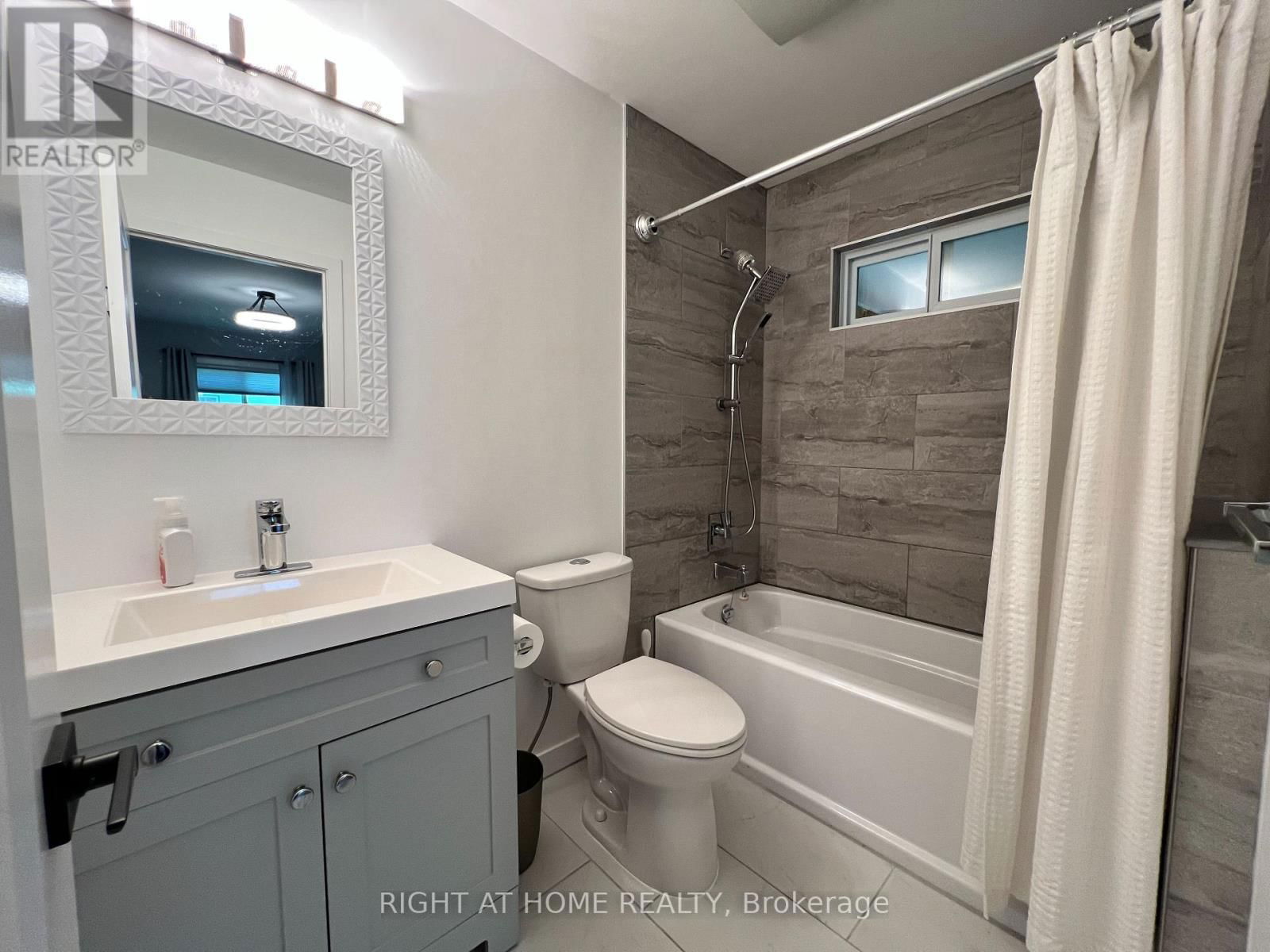 215 WELLINGTON STREET Image 17