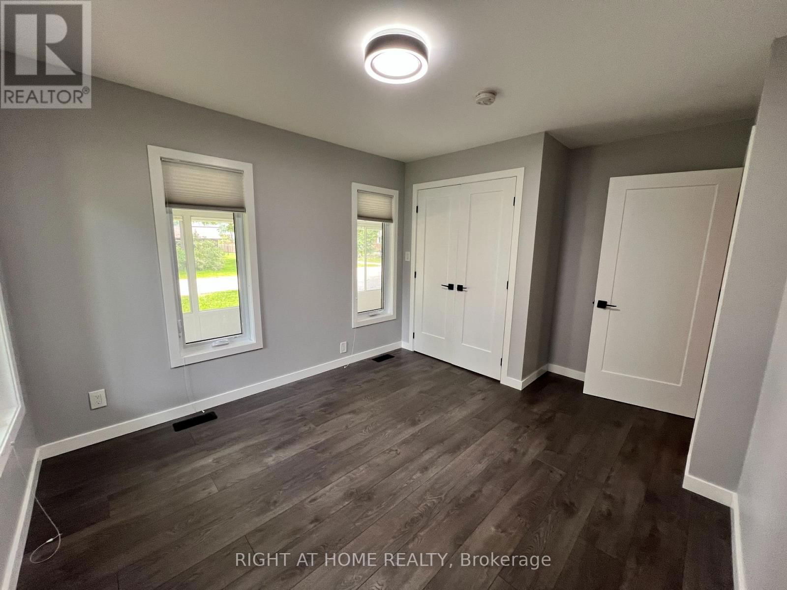 215 WELLINGTON STREET Image 18